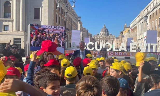 Uczestnicy otwarcia Jubileuszu Oświaty