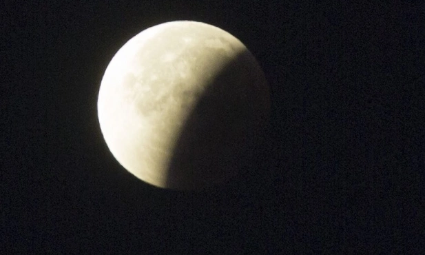 Księżyc minie Saturna