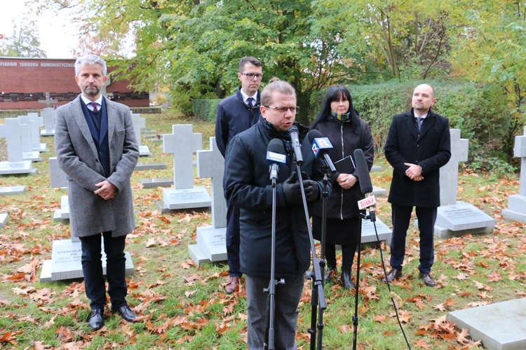 Kwatedra honorowa żołnierzy wyklętych na cmentarzu Osobowickim nabiera kształtu