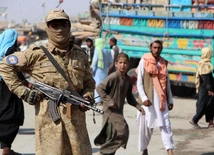 Funkcjonariusz talibskiej służby bezpieczeństwa na granicy afgańsko-pakistańskiej