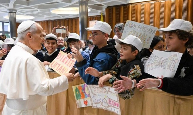 Papież do uczniów i studentów: zapalajcie światło nadziei w mrokach czasów