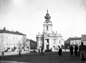 Rynek w Wadowicach z dominującą sylwetką kościoła pw. Ofiarowania NMP