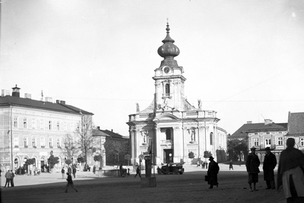 Rynek w Wadowicach z dominującą sylwetką kościoła pw. Ofiarowania NMP