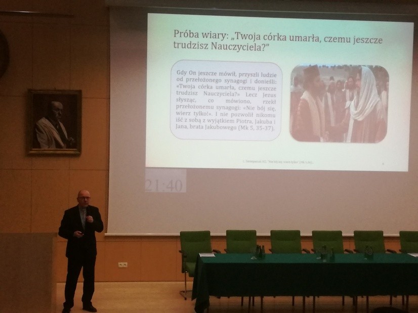 Ksiądz Lucjan Szczepaniak podczas swojego wystąpienia