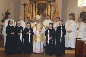 Ks.Arcybiskup Wiktor Skworc, zaproszeni kapłani i siostry Jubilatki
