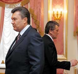 Premier Janukowycz  (po lewej)  i prezydent Juszczenko (po prawej)