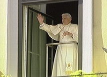 Pozdrowienie Benedykta XVI z okna krakowskiej Kurii

