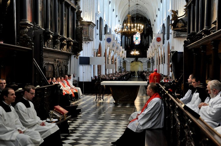 Liturgia wielkopiątkowa z adoracją krzyża 