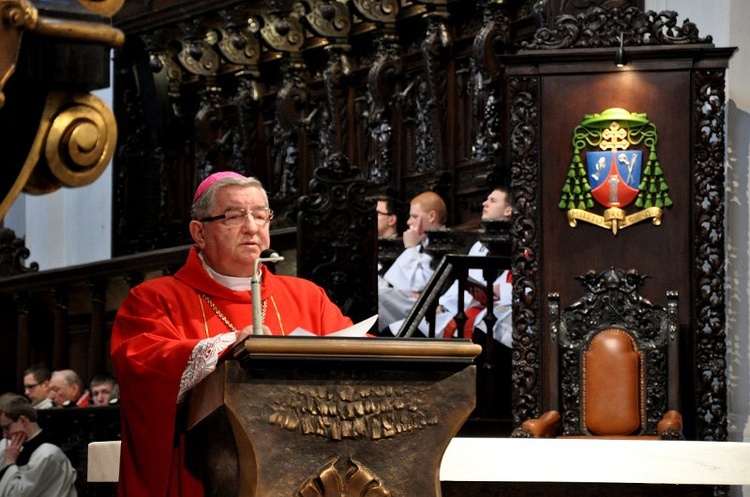 Liturgia wielkopiątkowa z adoracją krzyża 