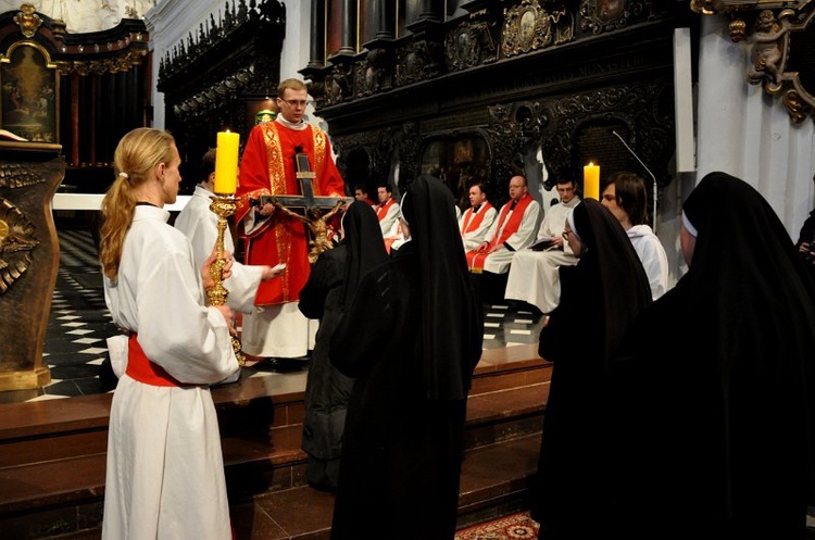 Liturgia wielkopiątkowa z adoracją krzyża 