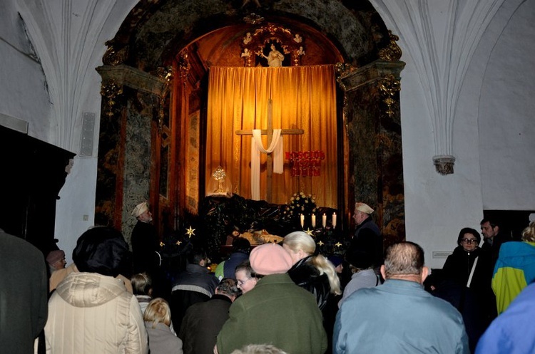 Liturgia wielkopiątkowa z adoracją krzyża 