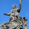 Figura dłuta Johanna Albrechta Siegwitza przed kościołem św. Krzyża we Wrocławiu.