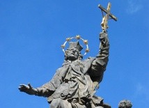 Figura dłuta Johanna Albrechta Siegwitza przed kościołem św. Krzyża we Wrocławiu.