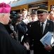 Arcybiskup Damian Zimoń na katowickim peronie, przed wejściem do pociągu papieskiego.
