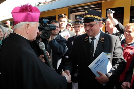 Arcybiskup Damian Zimoń na katowickim peronie, przed wejściem do pociągu papieskiego.