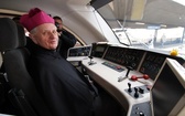 Arcybiskup Damian Zimoń „na pokładzie” papieskiego pociągu.