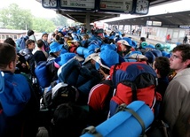 Włoscy pielgrzymi oczekujący na pociąg na dworcu w Kolonii po zakończeniu Światowych Dni Młodzieży.