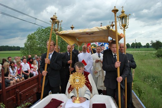 Kolejowa procesja Bożego Ciała w Kuniowie.