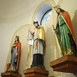 Św. Jan Nepomucen (w środku) w towarzystwie św. Barbary (z lewej) i św. Katarzyny (z prawej) w kościele pod wezwaniem św. Jana Nepomucena w Przyszowicach.