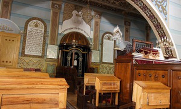 Wnętrze synagogi.