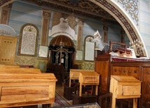 Wnętrze synagogi.