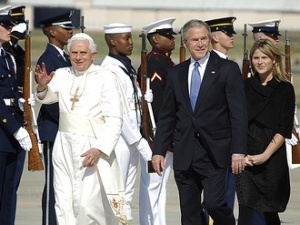 Prezydent Bush wita papieża na lotnisku