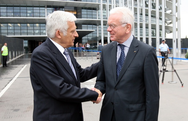 Jerzy Buzek i Hans-Gert Poettering, czyli obecny i były szef Parlamentu Europejskiego.