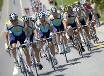 Grupa "Astana" na czele peletonu TdF (19 lipca)