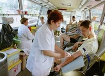 Ambulans im. Jana Pawła II ruszy w Polskę