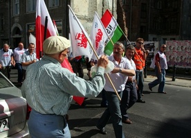 Związkowcy przed gmachem Ministerstwa Skarbu