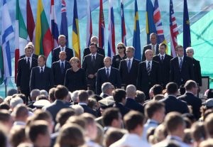 Uczestnicy międzynarodowej części obchodów 70. rocznicy obchodów II wojny światowej pod Pomnikiem Obrońców Wybrzeża na Westerplatte, 1 bm.