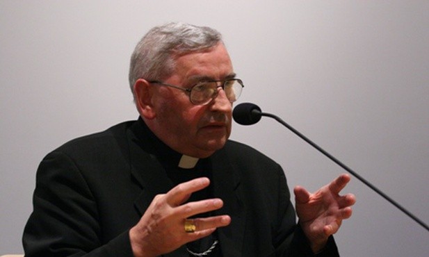 Bp Pieronek: Ateiści niech siedzą cicho