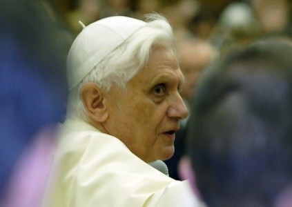 Benedykt XVI modlił się przy grobach poprzedników 