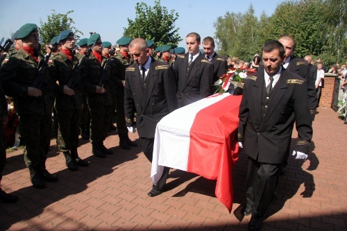 Uroczystości pogrzebowe poległego w Afganistanie sierżanta Marcina Poręby w jego rodzinnej miejscowości