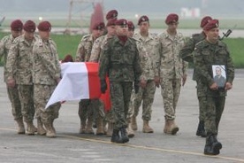 Kraków: Powitano trumnę z ciałem żołnierza poległego w Afganistanie