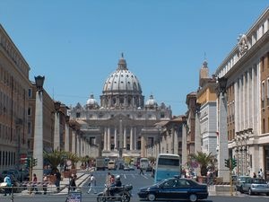 Watykan potępia ataki