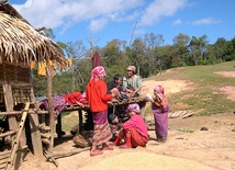 Laos: Nasilają się prześladowania 