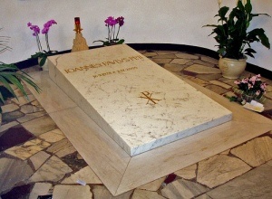 Ali Agca przy grobie Jana Pawła II