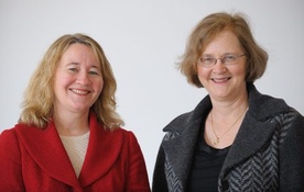 Elisabeth H. Blackburn (R) i Carol Greider (L)