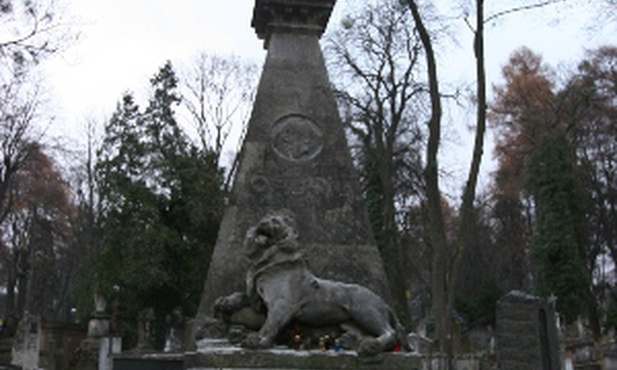 Zbiórka zniczy na Cmentarz Łyczakowski