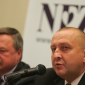 Prezes NFZ Jacek Paszkiewicz (P) oraz wiceprezes ds. medycznych Maciej Dworski (L)