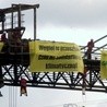 Greenpeace drugi dzień blokuje suwnicę