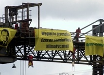 Greenpeace drugi dzień blokuje suwnicę