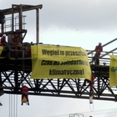 Greenpeace drugi dzień blokuje suwnicę