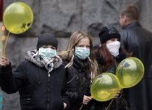 Kijów. Dziewczęta w maskach na ulicy. Trwa przerwa w zajęciach szkolnych.