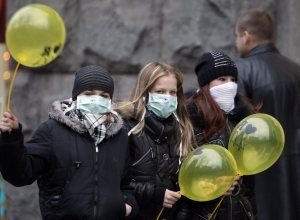 Kijów. Dziewczęta w maskach na ulicy. Trwa przerwa w zajęciach szkolnych.