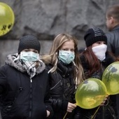 Kijów. Dziewczęta w maskach na ulicy. Trwa przerwa w zajęciach szkolnych.