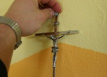 Krzyż na ścianie broni przed złymi duchami