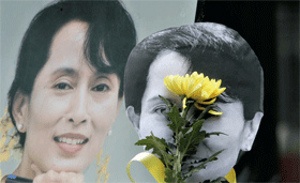 Clinton apeluje o uwolnienie Suu Kyi