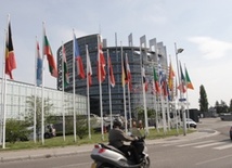 PE: 6 tys. euro dla kraju UE za przyjęcie uchodźcy